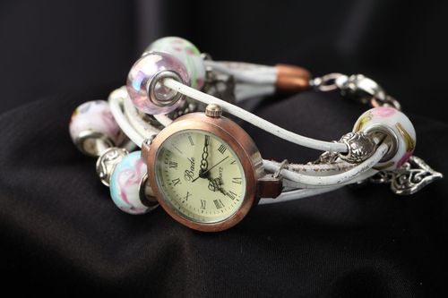 Красивые часы на кожаном ремешке  - MADEheart.com