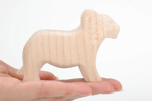 Figurine en bois Lionceau faite main - MADEheart.com