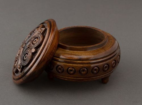 Boîte en bois ronde ciselée - MADEheart.com