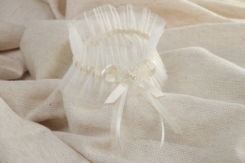 Liga de novia de tul con cinta de raso y perlas artesanal de color marfil - MADEheart.com