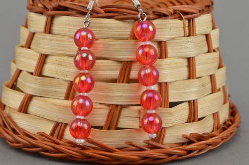 Lange elegante rote handgemachte Ohrringe aus Glasperlen für stilvolle Damen - MADEheart.com