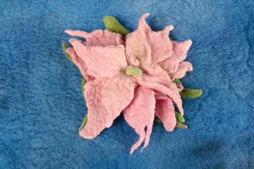 Broche de fieltro bisutería artesanal accesorio de moda flor elegante rosada - MADEheart.com