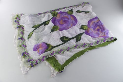 Châle en soie et chiffon fait main avec fleurs violettes technique feutrage - MADEheart.com