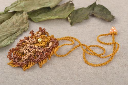 Pendentif perles de rocaille Bijoux fait main Accessoire femme couleur moutarde - MADEheart.com