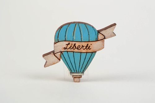 Handgemachte Brosche aus Holz Luftballon mit Acrylfarben bemalt für Mädchen - MADEheart.com