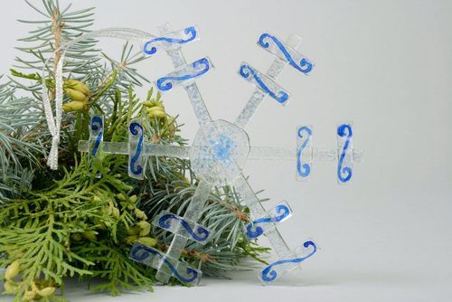 Handgemachter Weihnachtsbaumschmuck aus Glas Schneeflocke - MADEheart.com
