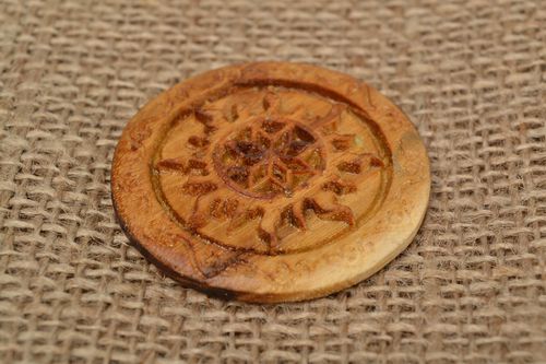 Amulette soleil en bois dacacia faite main Alatyr dans le Soleil laquée - MADEheart.com