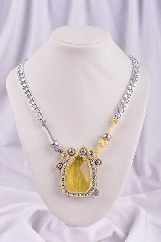 Collar soutache amarillo hecho a mano accesorio femenino bisutería de moda - MADEheart.com