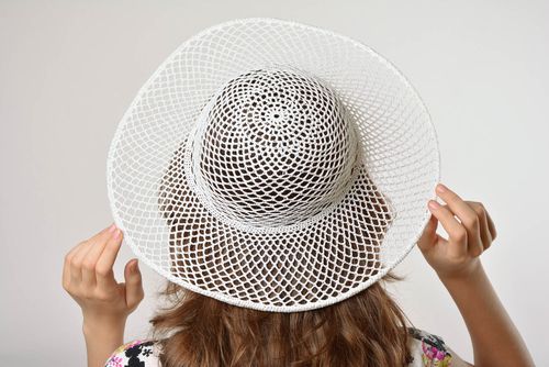 Chapeau de plage blanc ajouré tricoté en viscose avec des aiguilles fait main - MADEheart.com