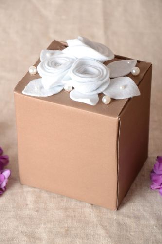 Confezione regalo di cartone fatta a mano decorata con fiori di feltro - MADEheart.com