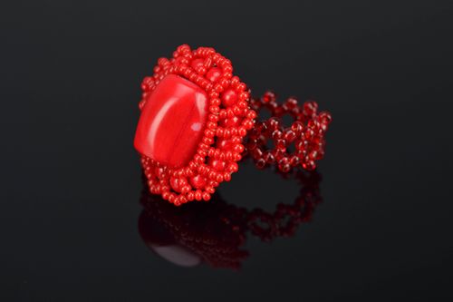 Anillo artesanal de abalorios Coral rojo - MADEheart.com