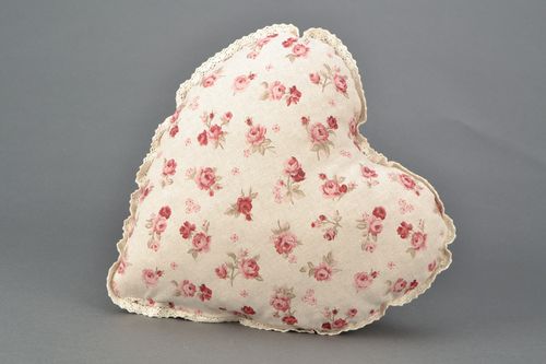 Хлопковая интерьерная подушка в виде сердца - MADEheart.com
