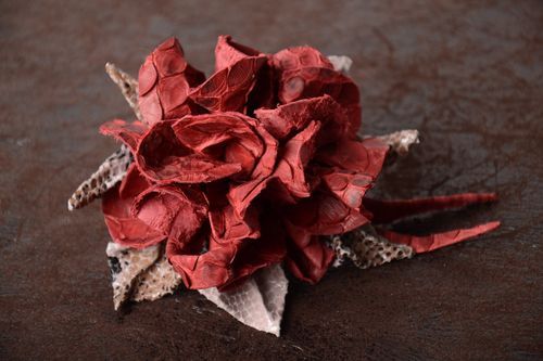 Broche Barrette fleur rouge faite main grande en cuir Accessoire femme - MADEheart.com