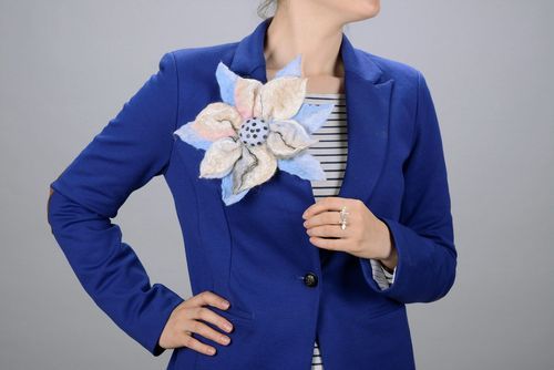 Grosse broche en laine Fleur bleue - MADEheart.com