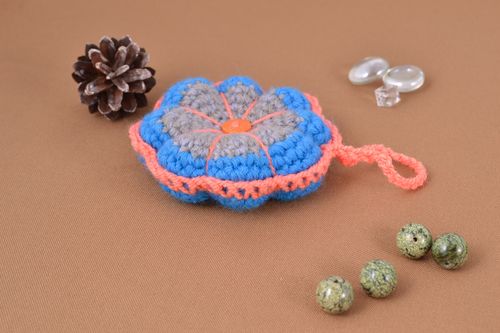Giocattolo a maglia fatto a mano pupazzo morbido a forma di fiore con occhiello - MADEheart.com