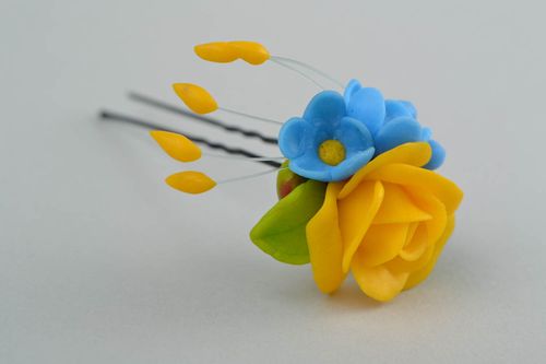 Blume Haarnadel aus Polymer Ton gelb blau handgemacht Designer Haarschmuck  - MADEheart.com