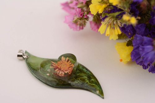 Epoxidharz Anhänger mit Chrysantheme Herz auf dem Blatt - MADEheart.com