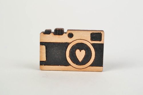 Künstlerische handgemachte Brosche aus Holz mit Acrylfarben Bemalung Fotoapparat - MADEheart.com