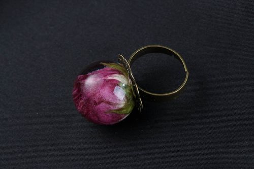 Handmade Fingerring mit Rose im Epoxydharz - MADEheart.com