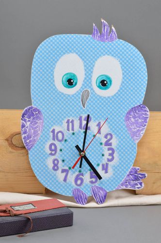 Часы в технике декупаж из фанеры в детскую в виде голубого попугая ручной работы - MADEheart.com