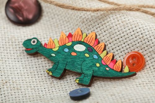 Broche en bois peinte de couleurs acryliques faite main pour enfant Dinosaure - MADEheart.com