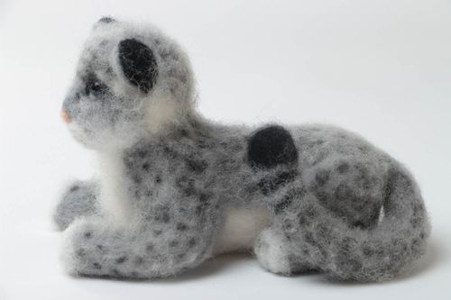 Peluche léopard des neiges en laine feutrée faite main cadeau original - MADEheart.com