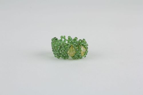 Bague verte artisanale en perles de rocaille  - MADEheart.com