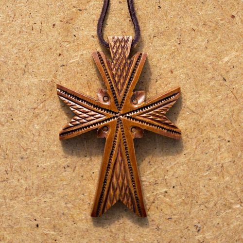 Cruz simples de madeira de pêra com símbolos antigos - MADEheart.com