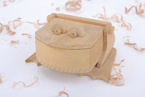 Brinquedo-caixinha de madeira feito à mão Sapo  - MADEheart.com