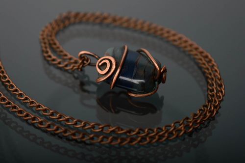 Pendentif en cuivre technique de wire wrapping avec perle au chalumeau - MADEheart.com