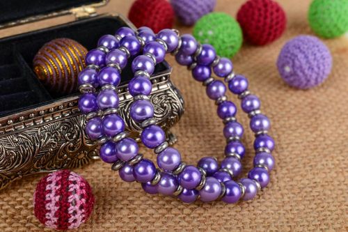 Violettes Armband aus keramischen Perlen dreireihig künstlerisch handmade - MADEheart.com
