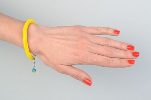 Künstlerisches gelbes Armband aus Glasperlen mit Anhänger Handarbeit für Frauen - MADEheart.com