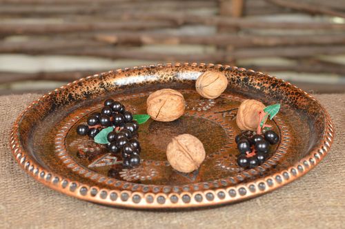 Rundes handgemachtes Tablett aus Keramik mit Muster bronzefarbig ungewöhnlich - MADEheart.com