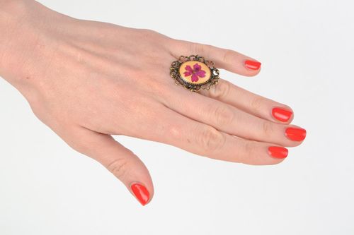 Кольцо из ювелирной смолы с цветком внутри винтажное ручной работы Фиалка - MADEheart.com