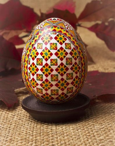 Huevo de Pascua con pintura - MADEheart.com