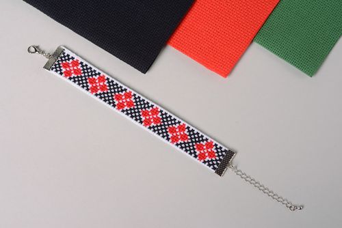 Handmade wrist bracelet with ethnic embroidery in red, white and black colors - MADEheart.com