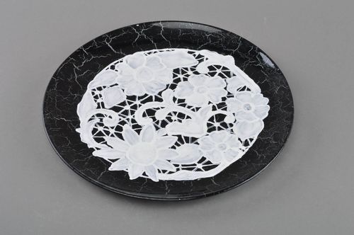 Assiette décorative de verre en serviettage ronde noir et blanc faite main - MADEheart.com