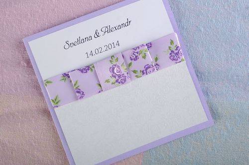 Weiß-lila Hochzeitseinladungskarte - MADEheart.com