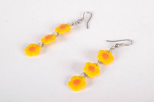 Boucles doreilles en pâte polymère fleurs jaunes  - MADEheart.com