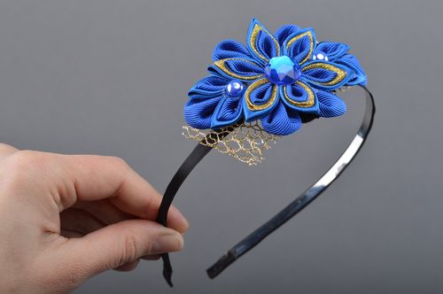 Handmade Haarreif mit Blume aus Glasperlen und Steinen Geschenk für Frau in Blau - MADEheart.com