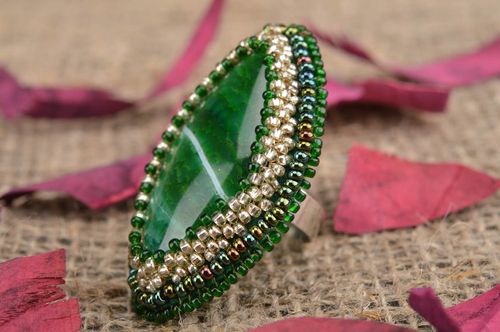 Зеленое кольцо вышитое бисером с натуральным камнем ручной работы красивое - MADEheart.com