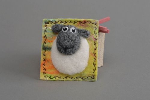 Designer Kühlschrankmagnet Schaf aus Wolle rechteckig schön handgemacht  - MADEheart.com