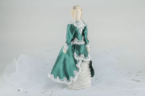 Boneca de interior num vestido exuberante - MADEheart.com
