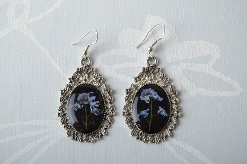 Schwarze Ohrringe mit echten Blumen  - MADEheart.com