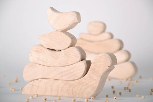 Wooden toy pyramid - MADEheart.com