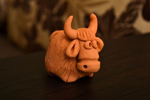 Figura decorativa artesanal decoración de hogar ideas para regalar vaca de barro - MADEheart.com