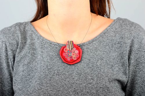 Pendentif en cuir naturel Bijou fait main rouge sur fil Cadeau pour femme - MADEheart.com