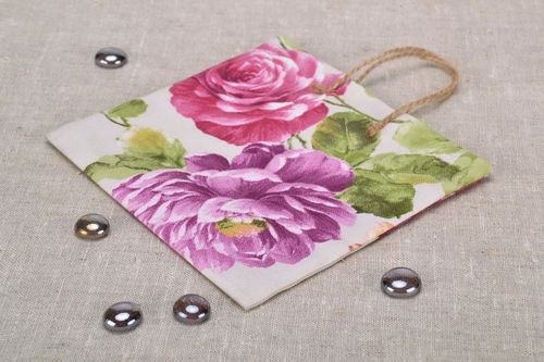 Paquet cadeau en coton avec dessin floral   - MADEheart.com