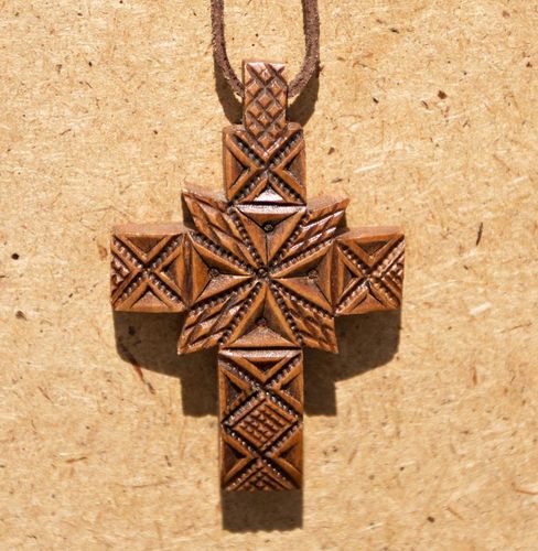 Pendentif croix sculptée avec symboles anciens - MADEheart.com