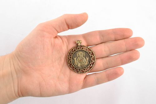 Amuleto zgard fatto a mano a forma rotonda di bronza accessorio originale  - MADEheart.com